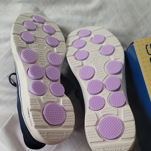 Skechers Navy and White Slip-Ins Size 10 - Picture 3 of 5